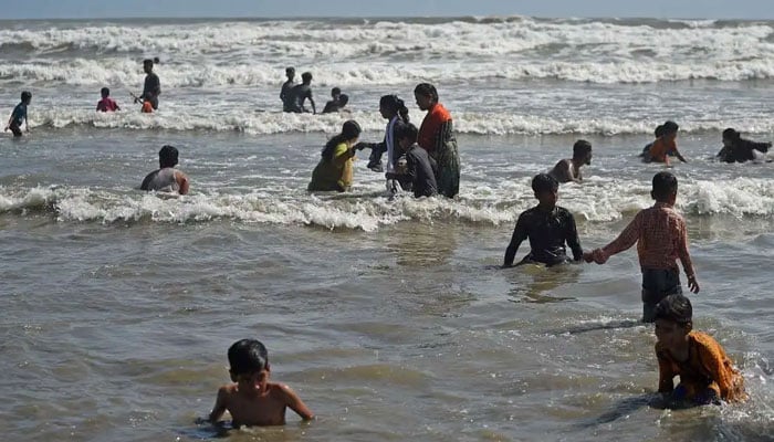 کراچی میں 'ہائی رسک ٹائڈز' کے باعث ساحلوں پر تیراکی پر ایک ماہ کی پابندی عائد